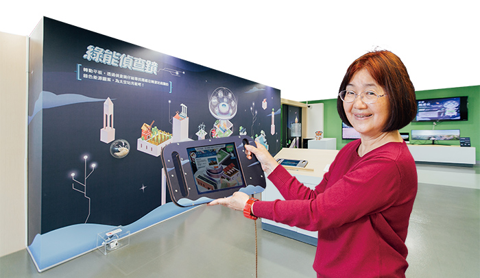 王文瑛主任親自導覽，並說明展品使用方式。