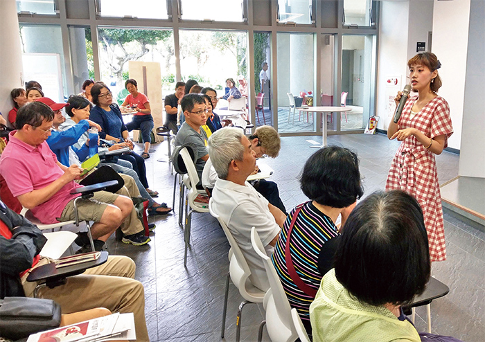 講師於真人圖書館講座分享生命歷程。