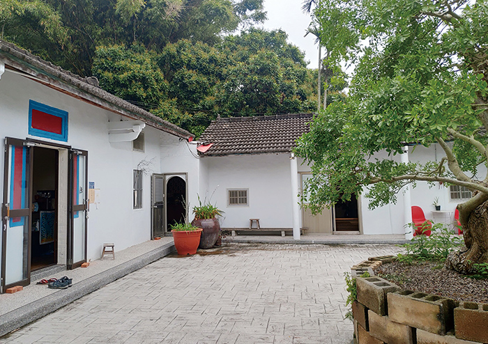 淺山綠老厝書店門埕，在這可以放鬆的野餐。