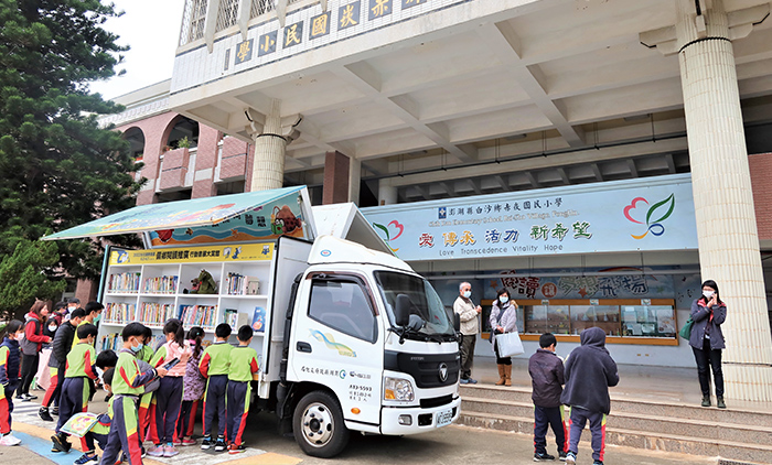 將書車開進校園,讓偏鄉孩子也能享受閱讀。