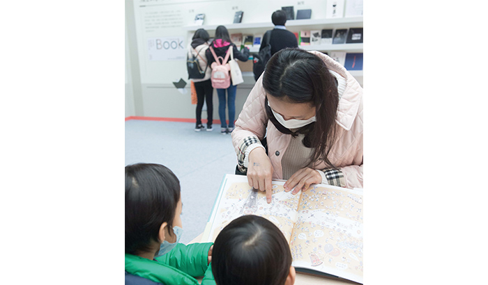 在文化部與教育部的協助下，偏鄉學童開心到臺北參觀書展。
