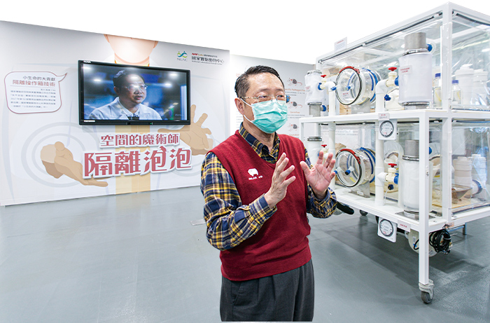 國研院動物研究中心研究員黃彥智博士親自在特展中為民眾導覽。