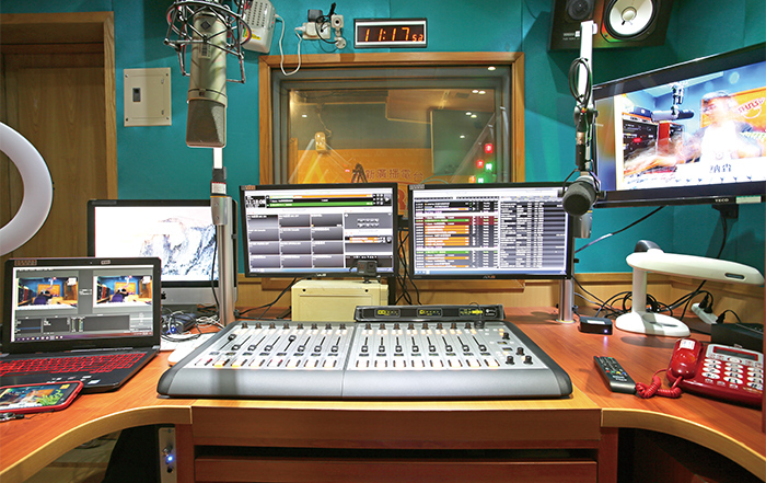 世新廣播電臺採用最高規格設備，提供學生實作練習與業界接軌。