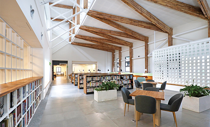 館內空間採連動、開放的設計，閱讀環境更輕鬆、舒適。