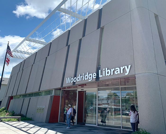伍德里奇公共圖書館是美國第一座由華裔建築師設計的公共圖書館。