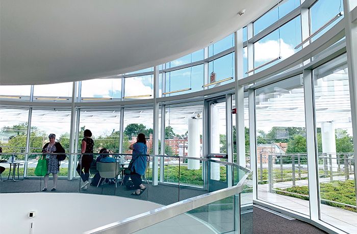 環形玻璃閱讀休息區能夠俯瞰蘭登公園。