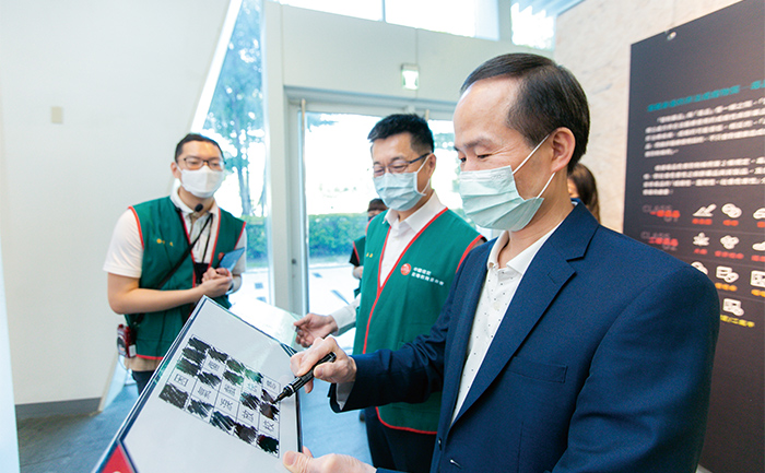 國資圖館長劉仲成( 右1) 在中信反毒基金會執行長高壽孫( 右2) 的陪同下，一同體驗展覽內容。