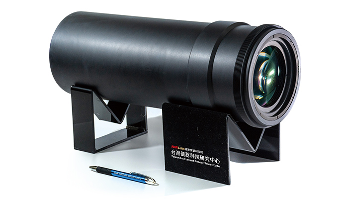 「大口徑高解析光學顯微鏡頭」應用高效倍數的光學成像技術將樣品放大，提高取像與研究效能。