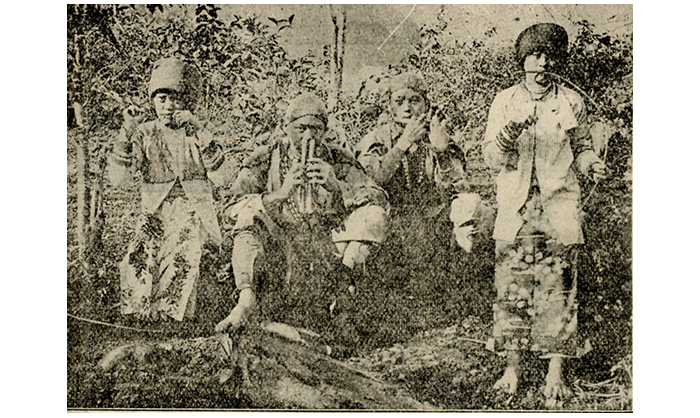 嘉義阿里山達邦社鄒族人演奏樂器，由左至右分別為口簧琴、鼻笛、竹笛及弓琴。
