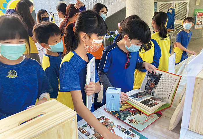 河堤分館與學校合作，將精選書籍帶到活動現場。