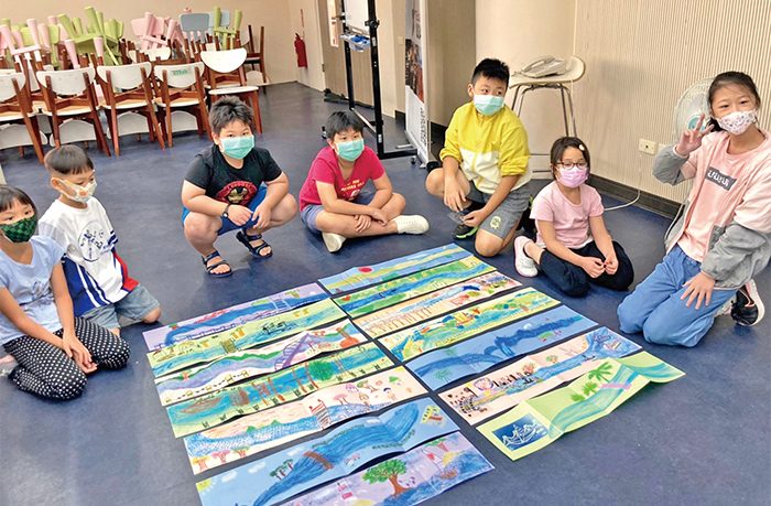 孩子們繪製心目中的河堤樣貌，宛如高雄版的「清明上河圖」。