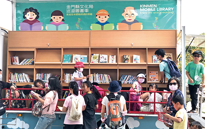 配合走讀活動推出圖書巡迴車,將閱讀推廣深入鄉間。