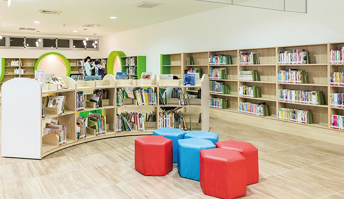 台江文化中心圖書館提供豐富多樣的童書繪本，以因應家庭使用需求。