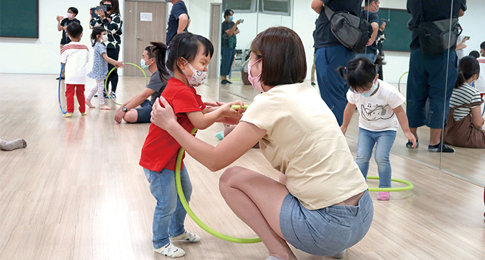 圖書館隨著文化季辦理藝文活動，邀請親子共同參與。