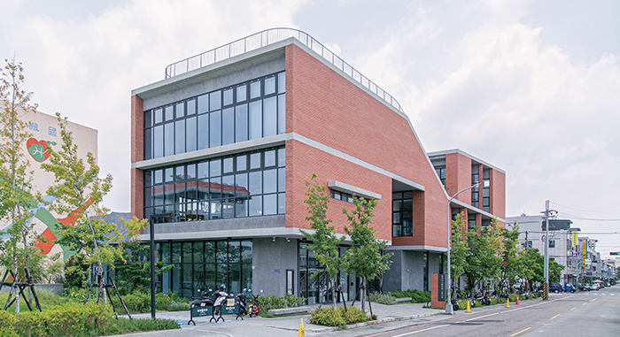 上楓分館是結合生態、科技、環保、節能、健康的特色綠建築圖書館。