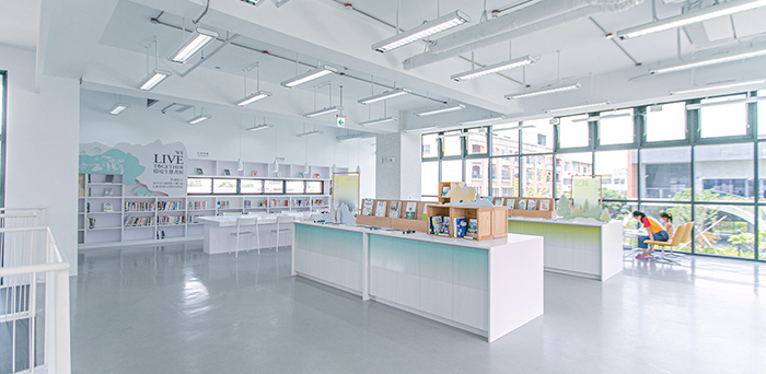 圖書館藉由大片落地窗，引入溫暖、充足的光線。