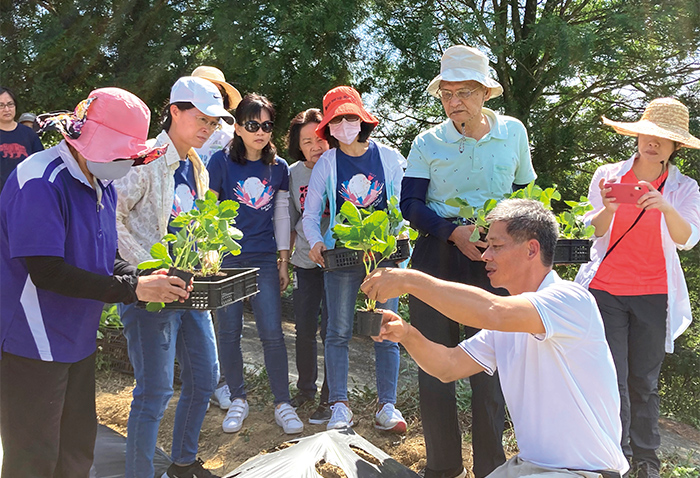 行政院農委會水土保持局臺中分局深入田間，與民眾分享正確的食物觀。