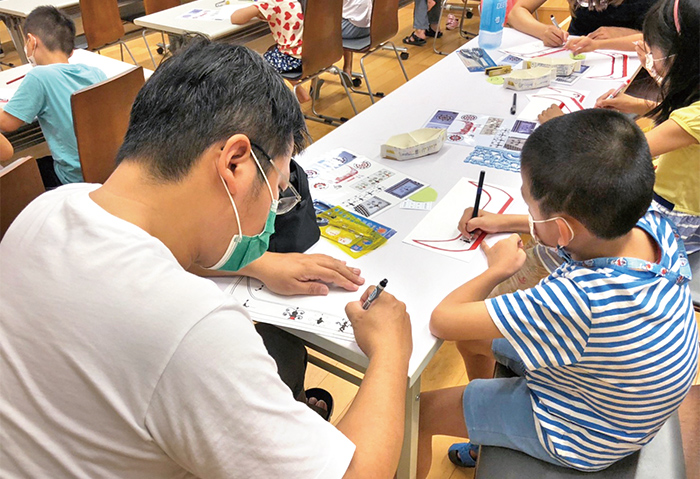 「文化創意」是裕文圖書館的特色館藏。圖為民眾參與拼板舟設計的體驗活動。