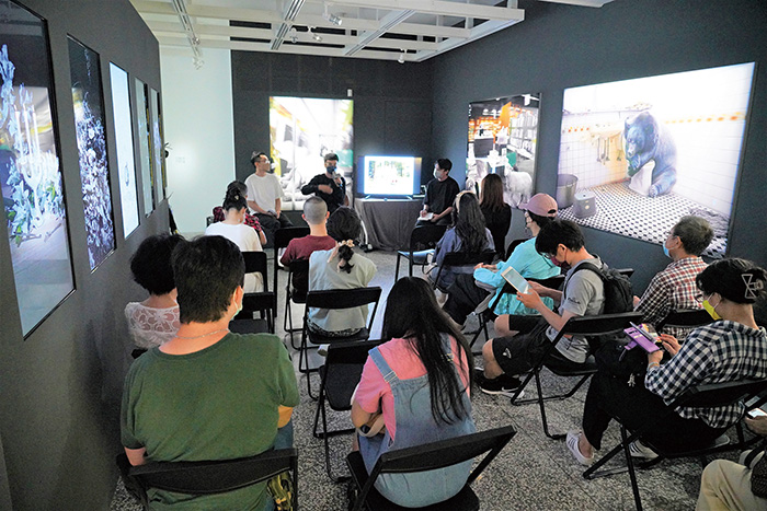 「鏡像．映像：80 後的臺灣藝術」展覽座談現場，民眾與創作者面對面。