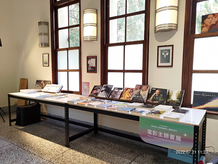 為配合電影特色，沙鹿深波分館推出電影主題書展。