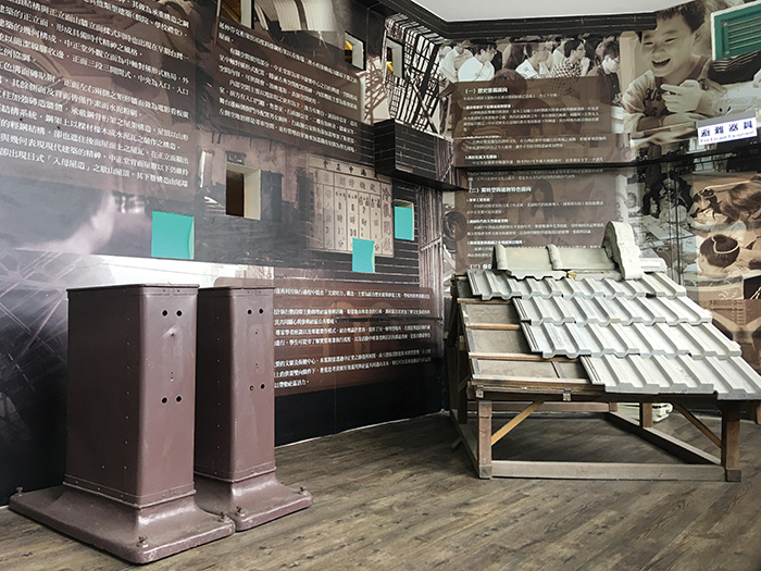展覽區擺放舊時的屋瓦，使民眾了解館舍歷史。