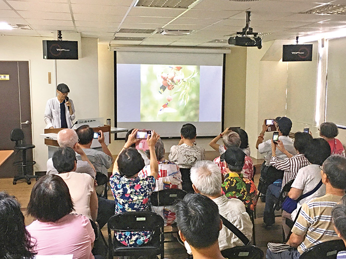 楊大本老師主講「與大師對話」講座，教導民眾攝影技巧。