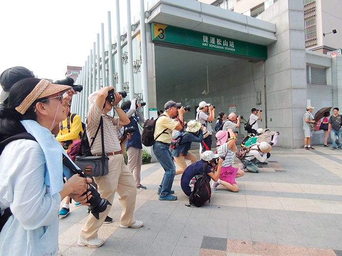 「與大師對話」講座結合外拍，讓民眾實際演練講座獲得的新知。