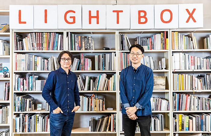 Lightbox 經常舉辦活動，邀請創作者、講師前來分享。圖為熟識日本攝影文化的侯鵬暉（左）與創辦人曹良賓（右）。