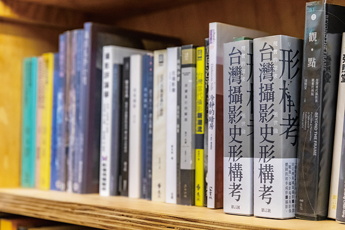 館內蒐羅許多有關臺灣的書籍，希望能夠打造以臺灣為主體的攝影圖書館。