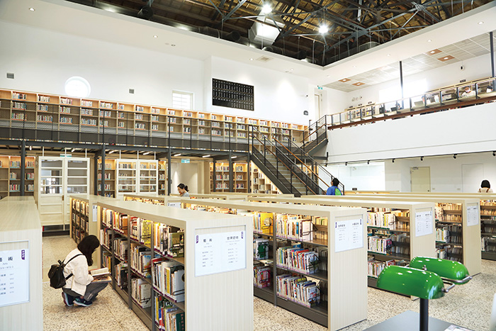 中西區圖書館開架閱覽區保留古蹟元素，民眾不僅能看書，也能欣賞古蹟。