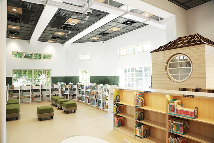 搬遷後的圖書館空間寬敞、明亮。
