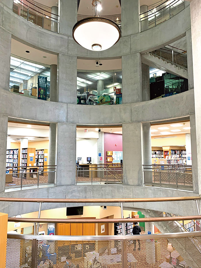 莉莉安史密斯分館內部環形設計的閱覽空間。