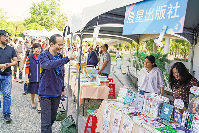 邀請書商出版社前來共襄盛舉，劉仲成館長也特地向來擺攤廠商致意。