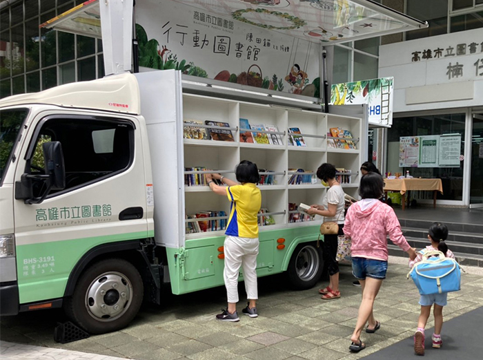 行動書車於世界閱讀日駐點楠仔坑分館，將圖書結合童玩，吸引親子注目。 