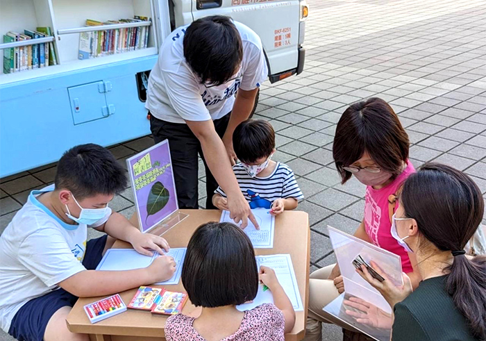 「葉子圖書館」活動,讓小朋友認識植物種類。