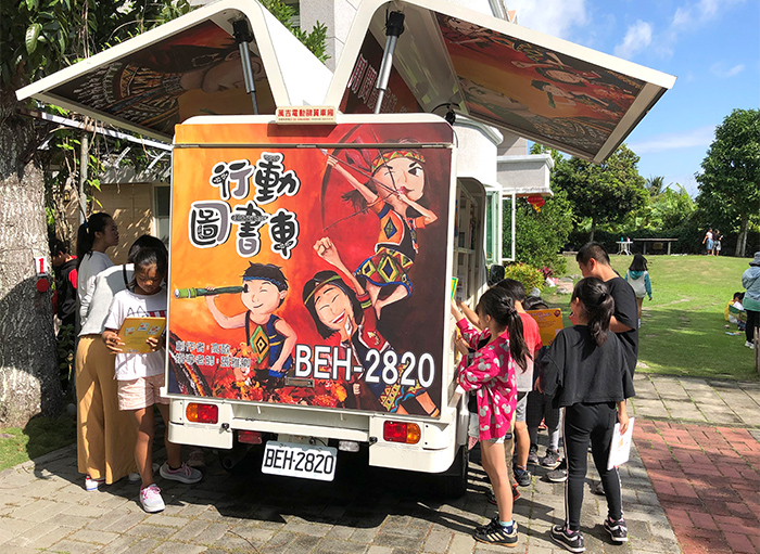 臺東縣目前有6輛行動書車,5輛分駐各鄉鎮,1輛由縣府主導,以巡迴方式全面性推廣閱讀。