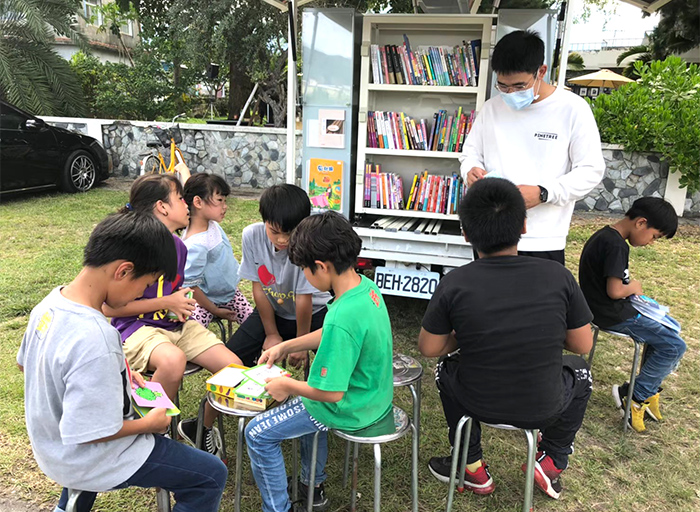 鄉鎮書車於放學時間進駐校園，方便孩子接觸新知識。