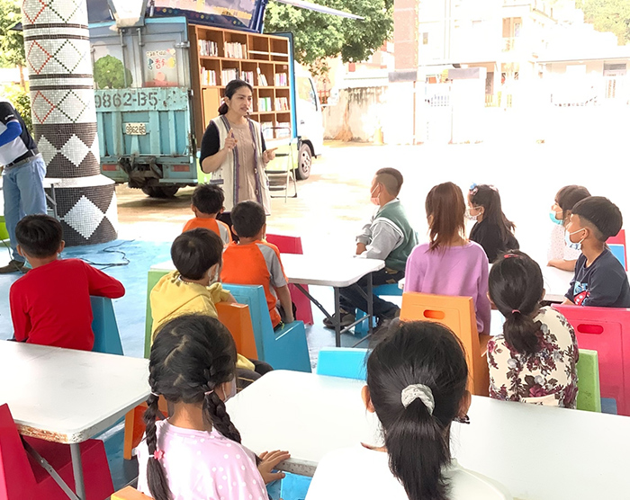 秀林鄉立中正圖書館書香列車將圖書載往16所國中小學。