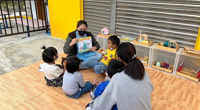 透過說故事的方式，讓小小孩接觸閱讀。