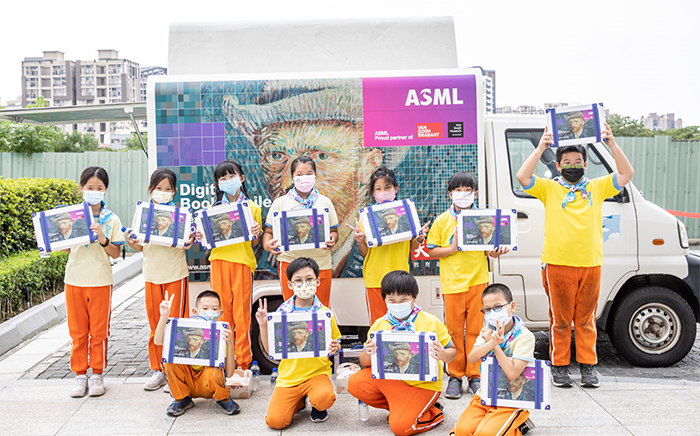 「ASML光學藝術書車」為學童帶來獨特的光學藝術體驗。