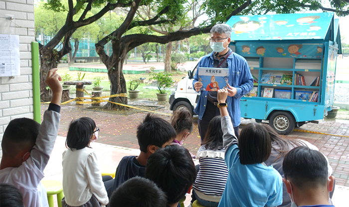 偏鄉學校運用「希望閱讀書車」資源，辦理說故事活動。