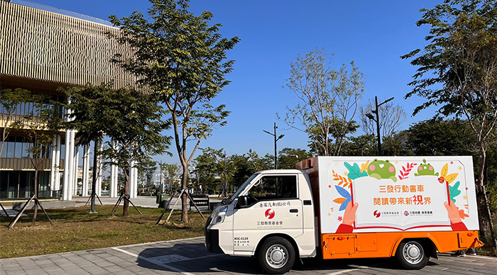楊顯玲重視親子閱讀,書車選有大量兒童繪本、插畫書籍以及科普漫畫。