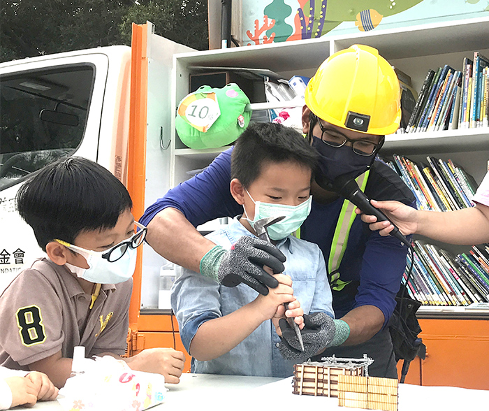 講師於活動現場帶領手作體驗，讓小朋友藉由模擬了解建築物的打造過程。