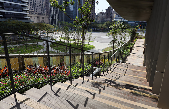 新總館結合環境特色與環保節能，是一棟充滿綠意的綠建築。