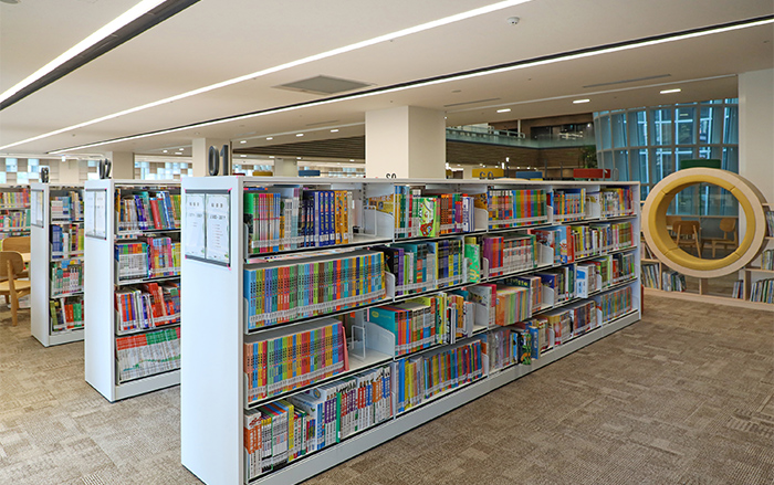 館藏資源豐富,有多達70萬本藏書可供民眾借閱。