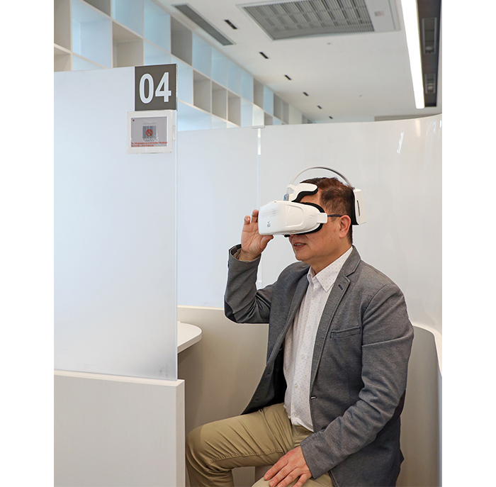 館方與空中英語教室合作，使用VR裝置能在沉浸式情境中加強英語會話。