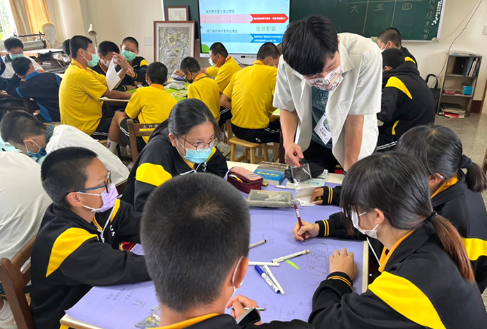 義竹國中學生專注聆聽課程內容。