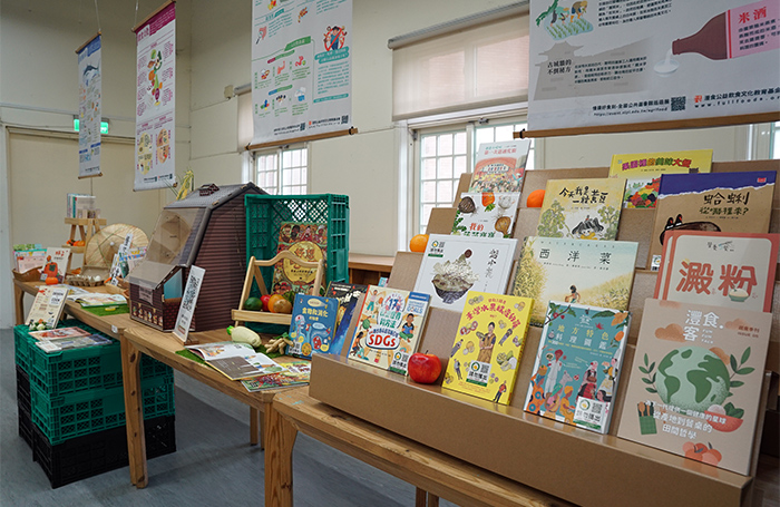 除了靜態展覽,還有桌遊、教具箱可供互動