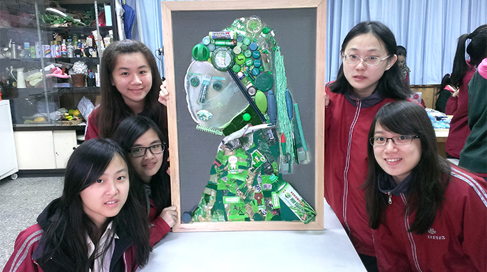 學生運用廢棄物模擬世界名畫《戴珍珠耳環的少女》。