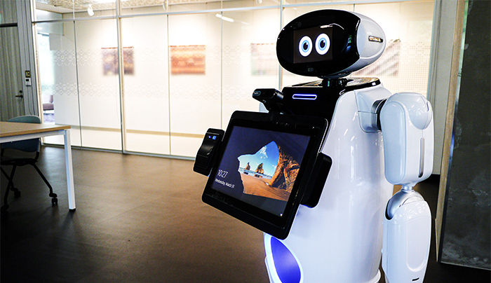 C01導覽服務機器人是由政大圖書館自行開發。